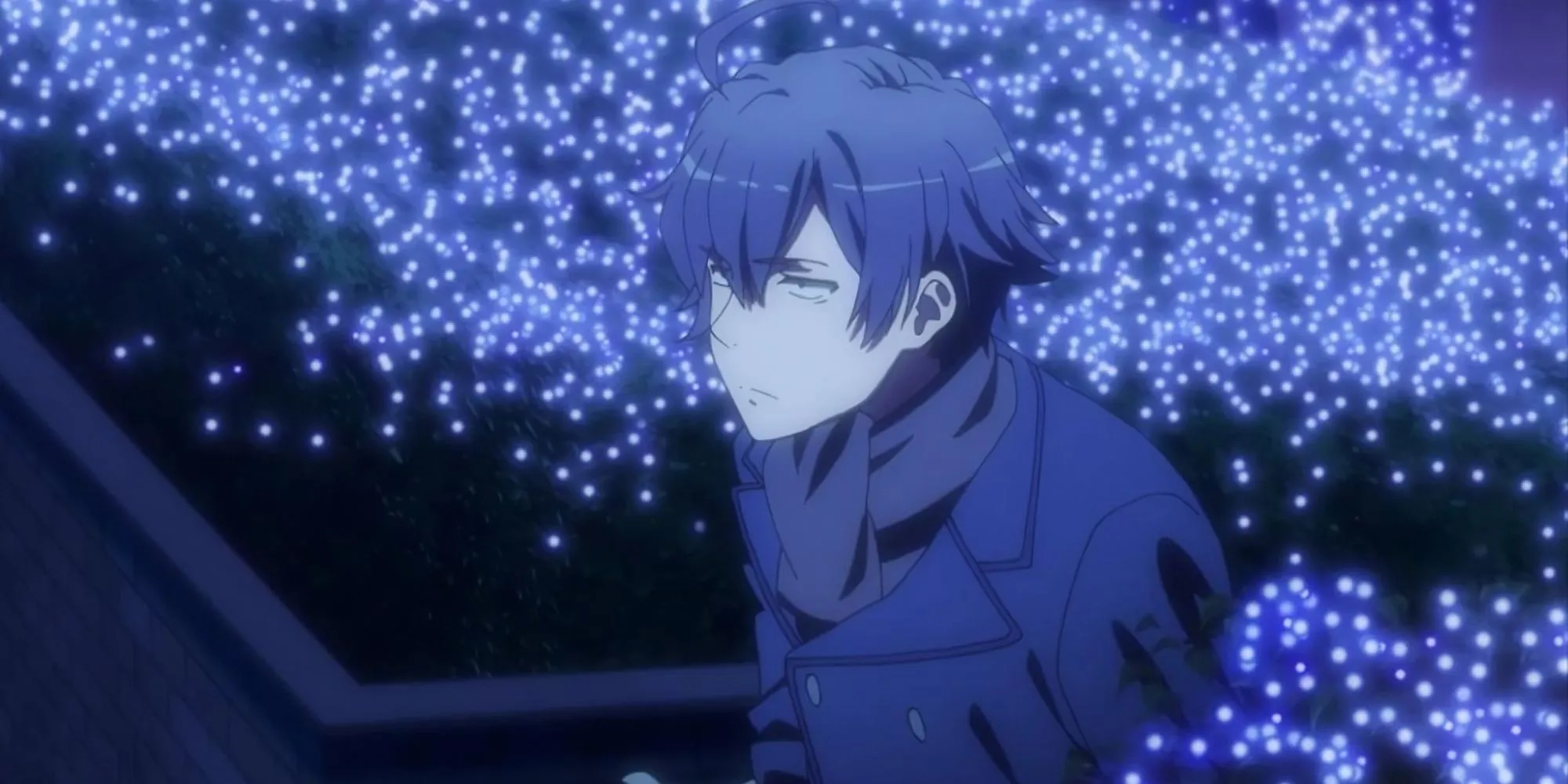 Hachiman Hikigaya từ My Teen Romantic Comedy SNAFU trong trang phục đen được bao quanh bởi ánh đèn xanh mờ ảo của đêm Giáng sinh