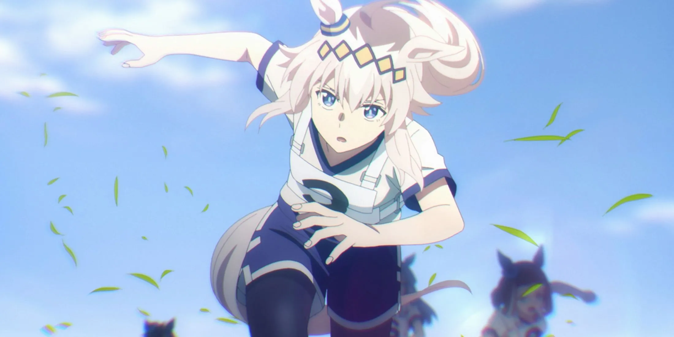 Hình ảnh nhân vật chính Oguri Cap từ anime thể thao Uma Musume: Cinderella Gray đang chạy trên đường đua.