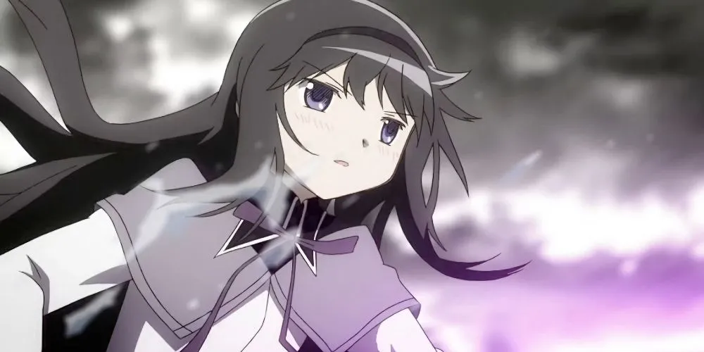 Homura Akemi với đôi mắt buồn trong anime Puella Magi Madoka Magica