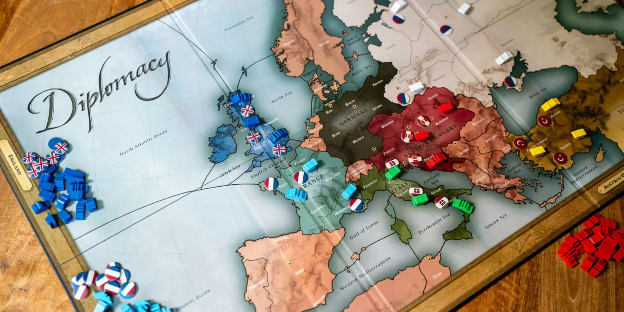 Bàn board game Diplomacy với bản đồ châu Âu, thể hiện chiến lược và đàm phán quân sự