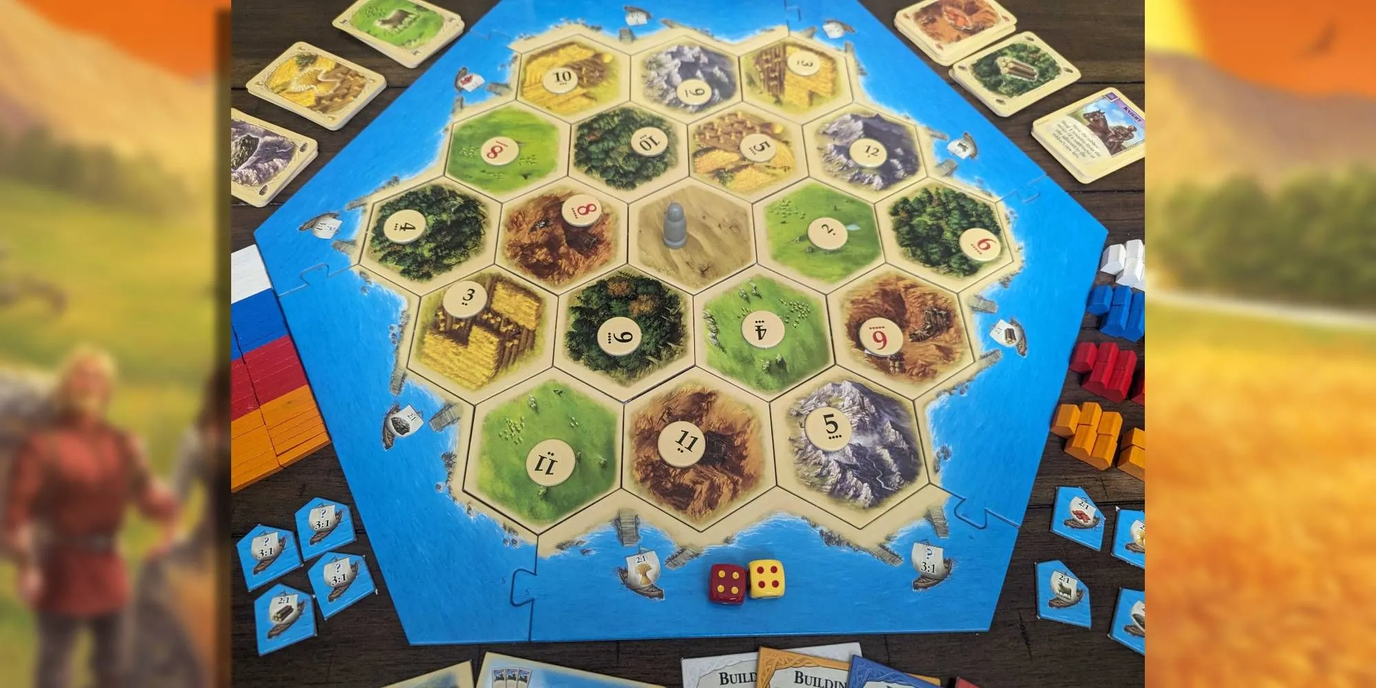 Bàn board game Settlers of Catan với các mảnh ghép địa hình và xúc xắc, thể hiện sự đa dạng tài nguyên
