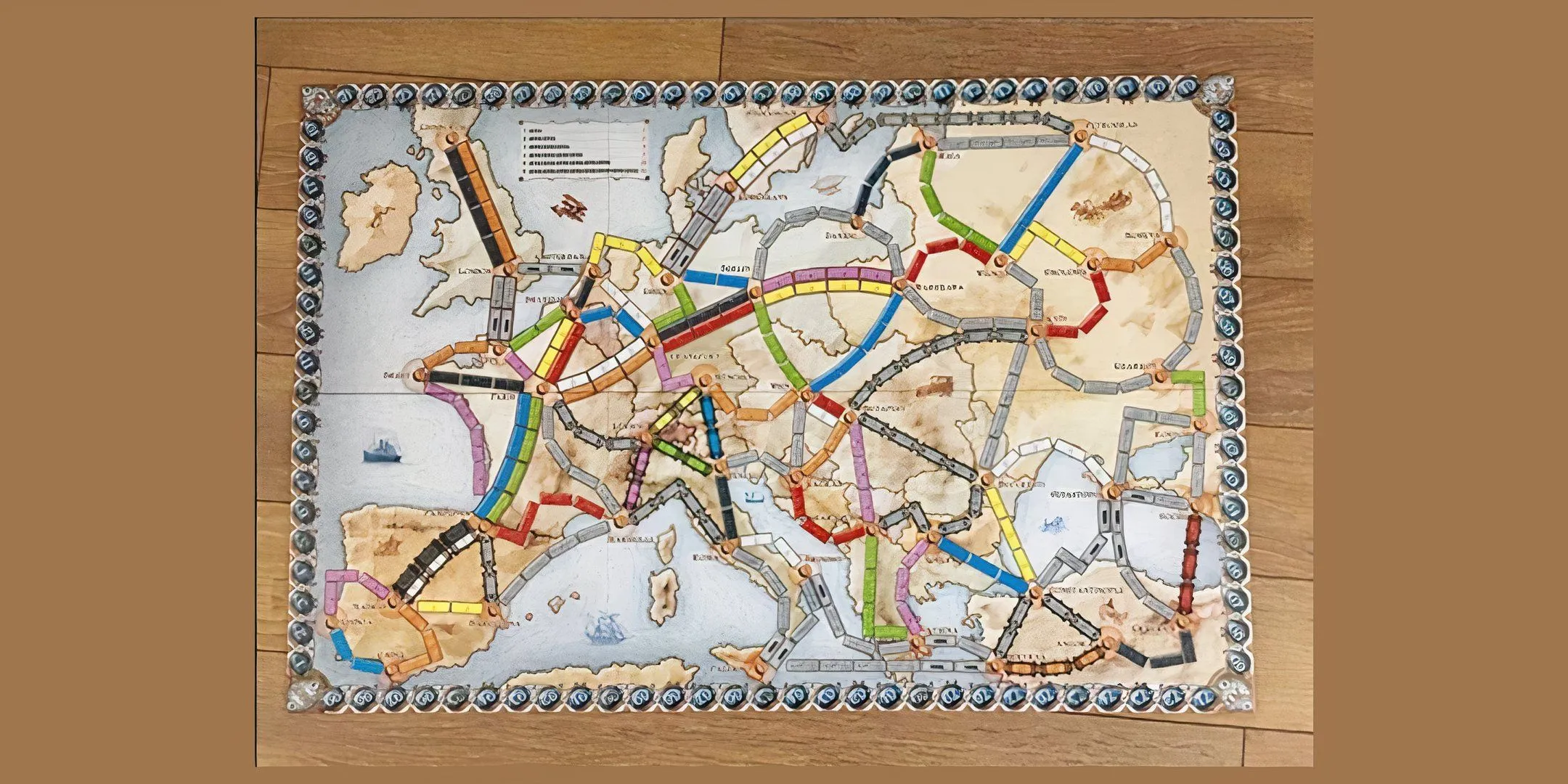 Bàn chơi board game Ticket To Ride với những tuyến đường sắt đầy màu sắc và các toa tàu