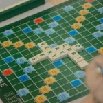 Bàn cờ Scrabble với các quân cờ đang được chơi.