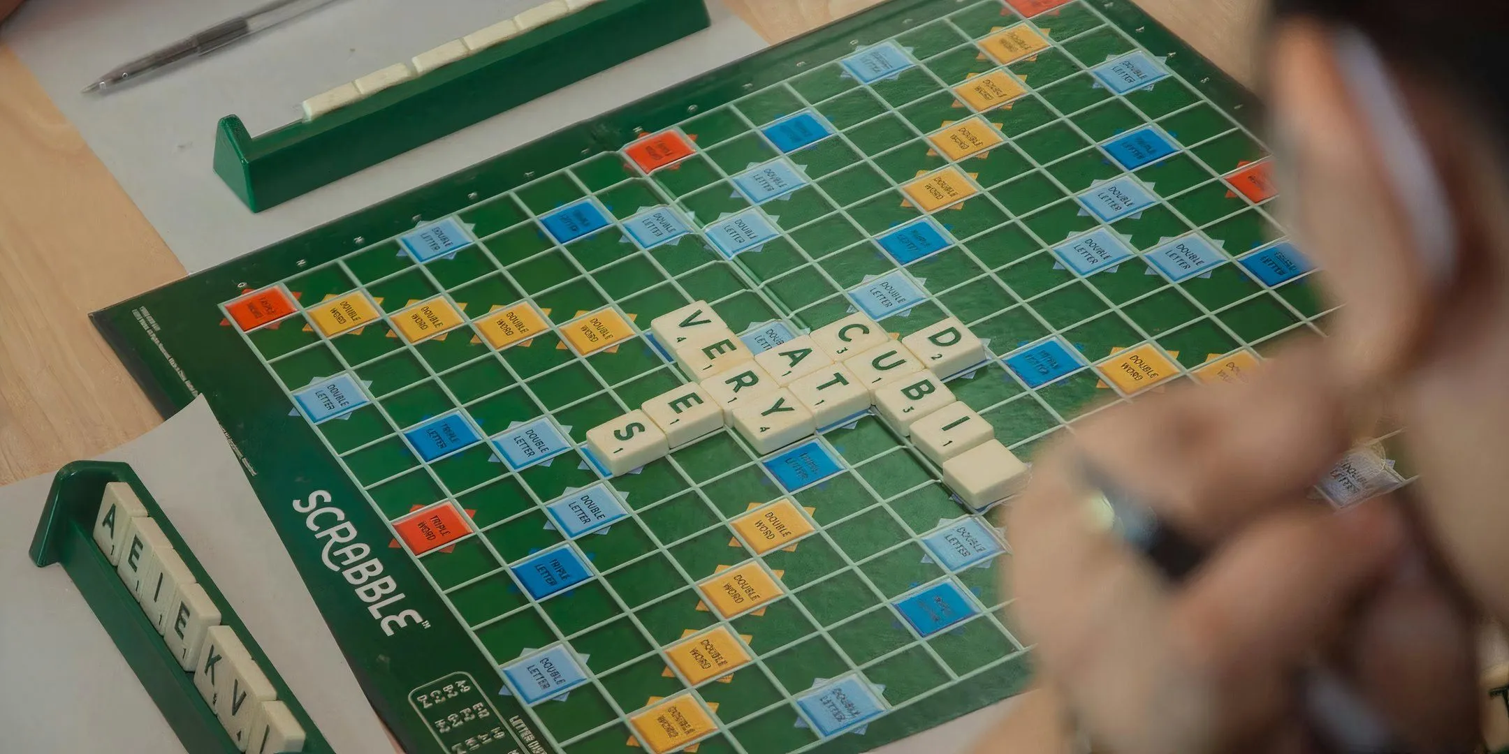 Bàn cờ Scrabble với các quân cờ đang được chơi.