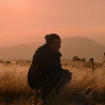 Bella Ramsey trong vai Ellie ở The Last of Us mùa 2, thể hiện sự mệt mỏi và thách thức.