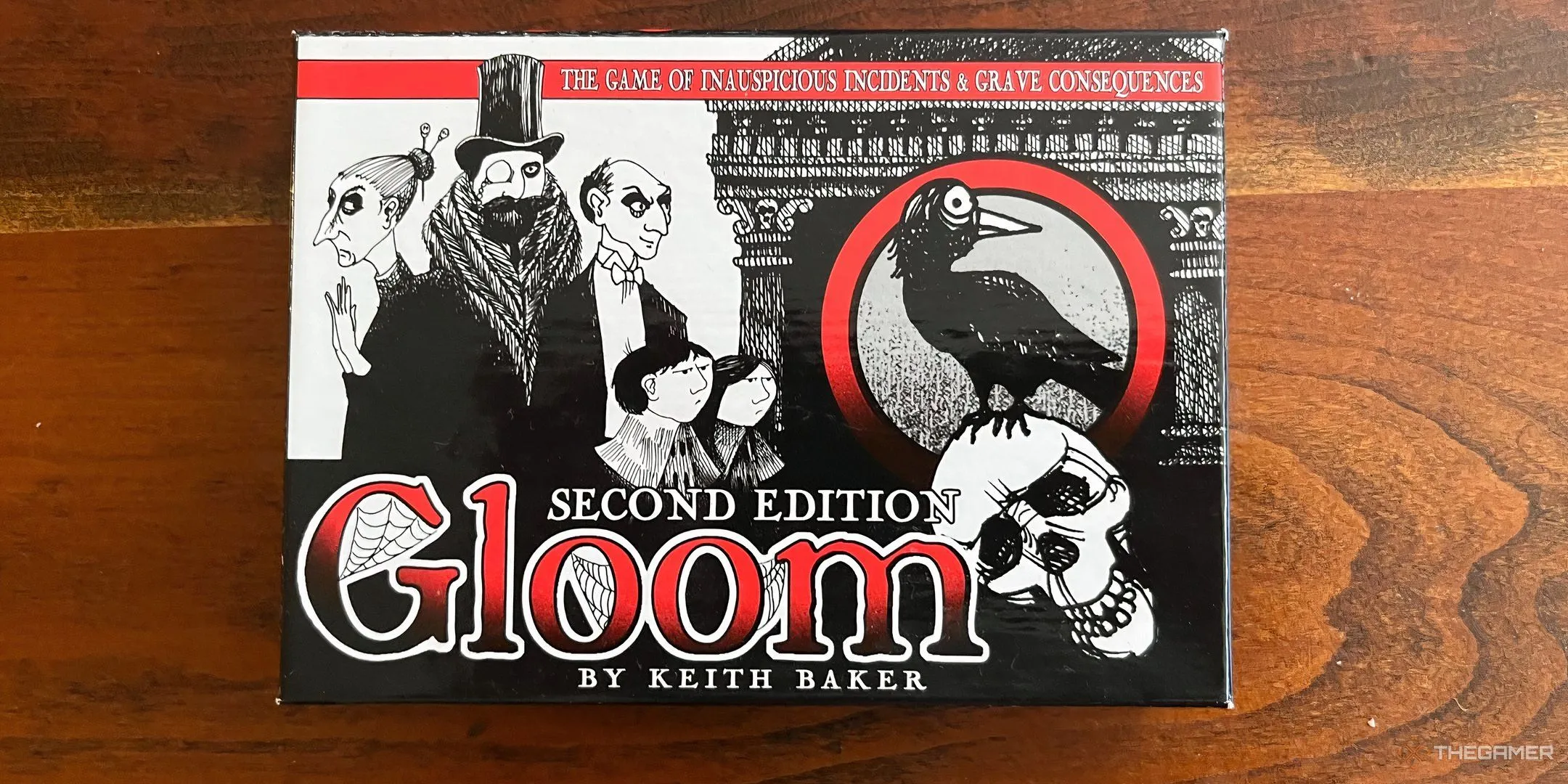 Bìa game Gloom với phong cách Gothic, mô tả gia đình u ám, biểu trưng cho trò chơi kể chuyện bi kịch.