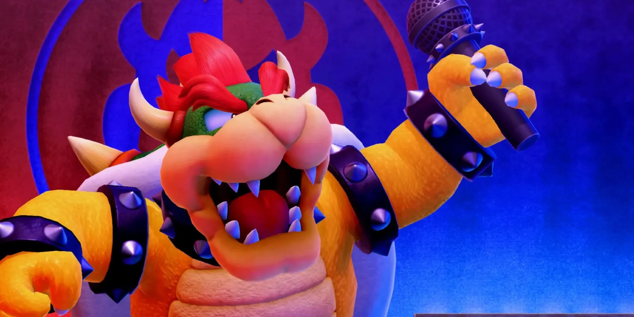 Bowser trên sân khấu với một chiếc micro trên tay