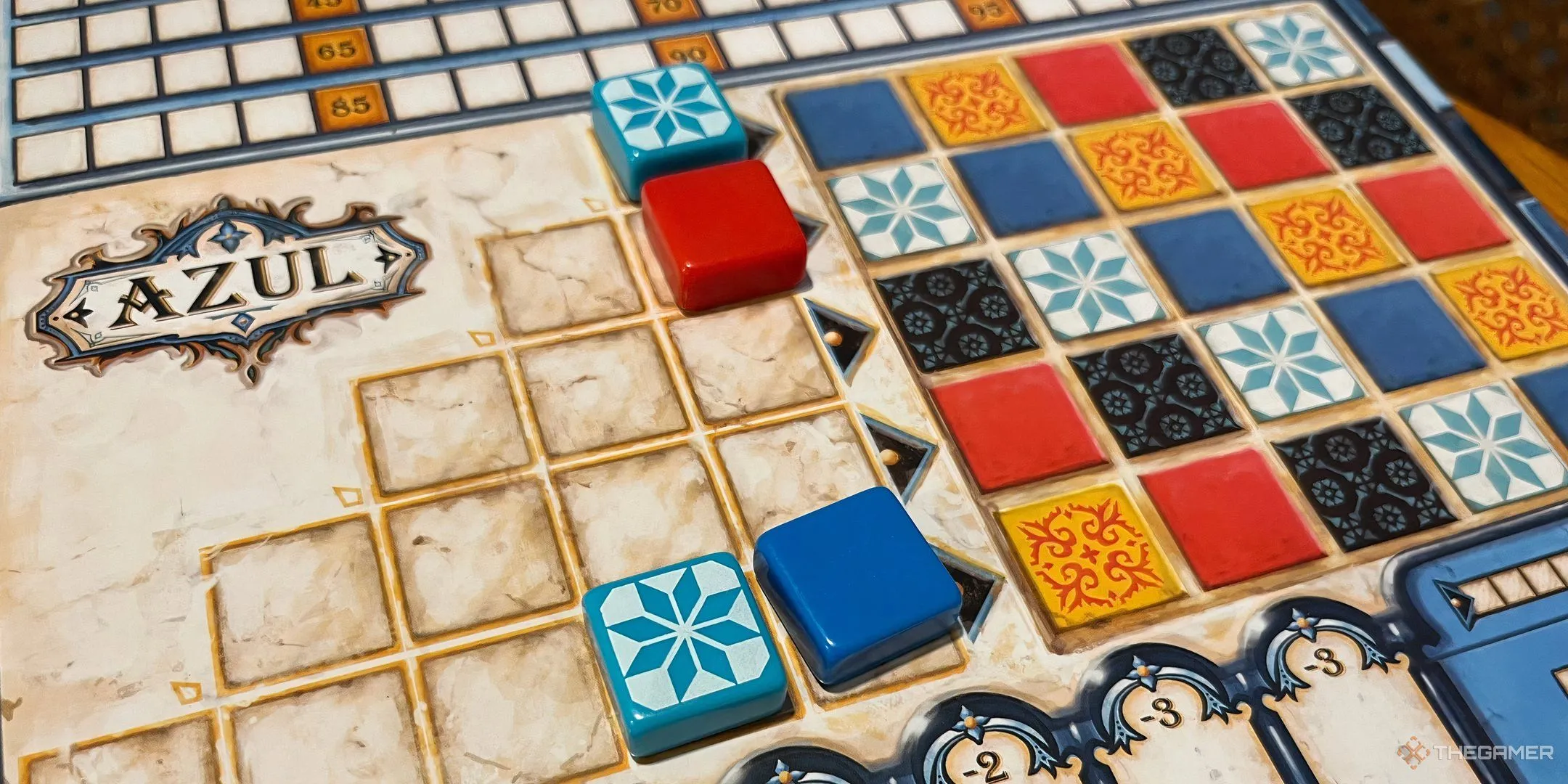 Các mảnh ghép của game Azul đang được chơi trên bàn.
