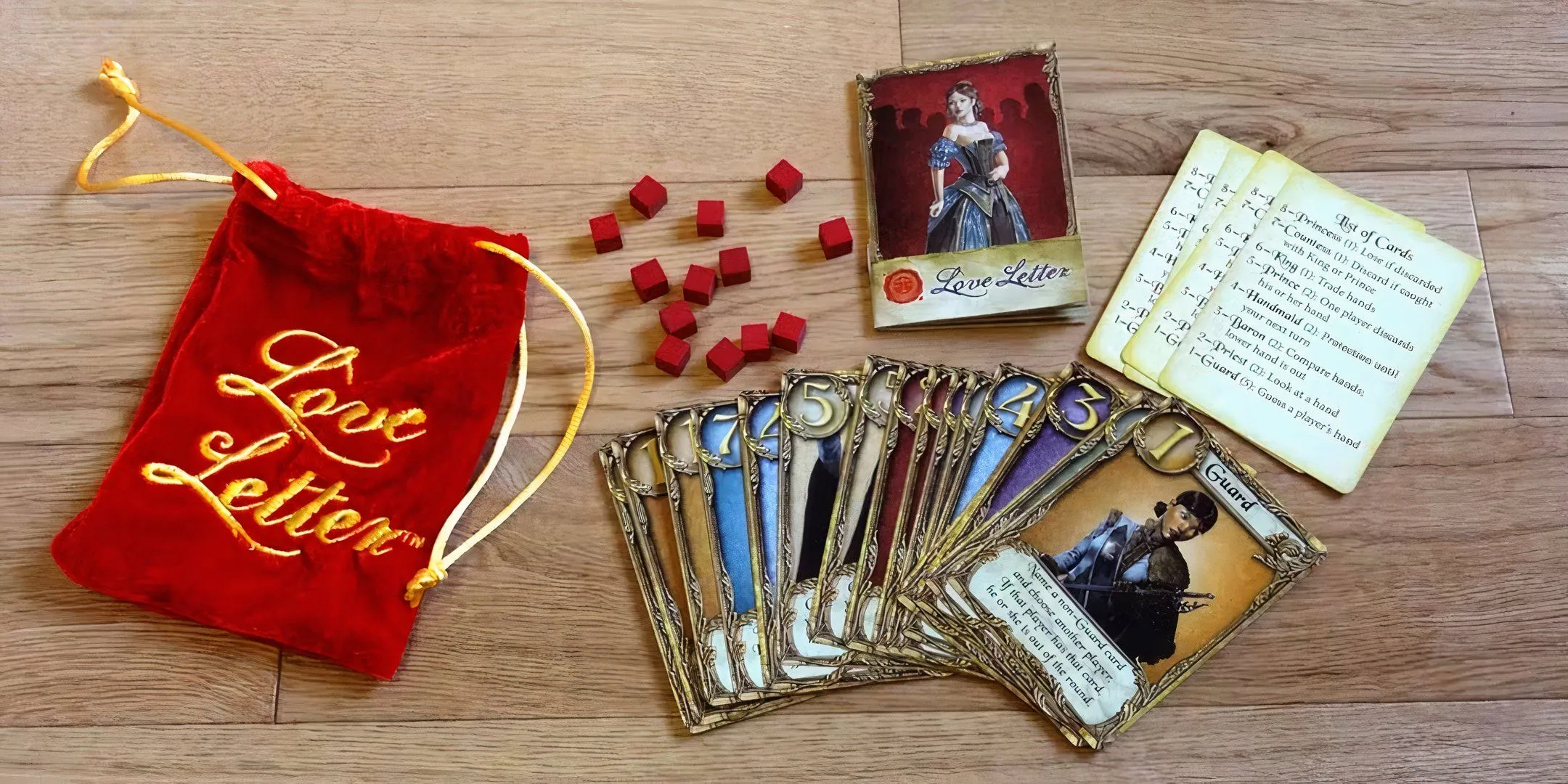 Các thành phần của game board Love Letter trải rộng.