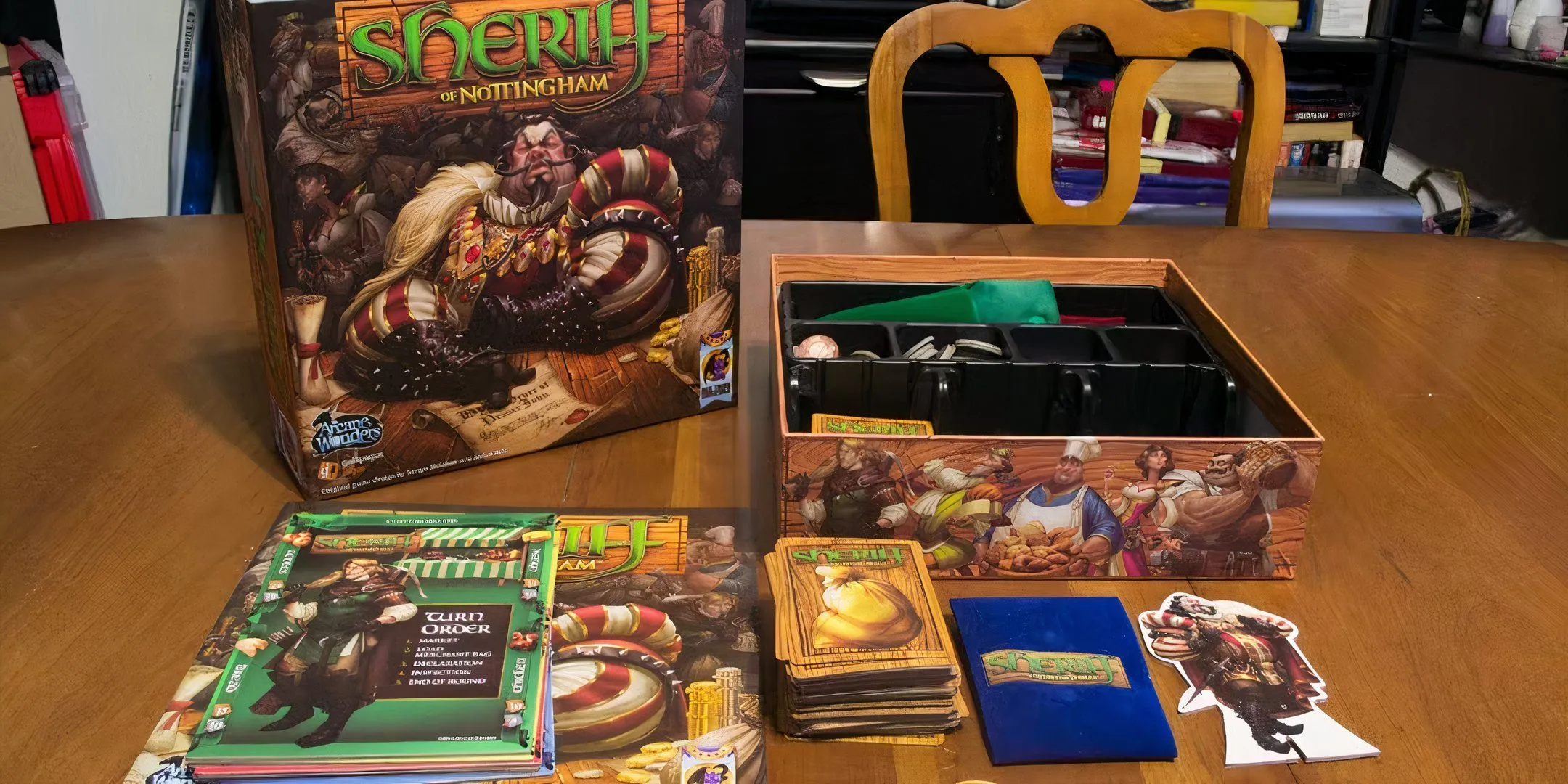 Các thẻ bài và bàn chơi của Sheriff of Nottingham được bày ra.