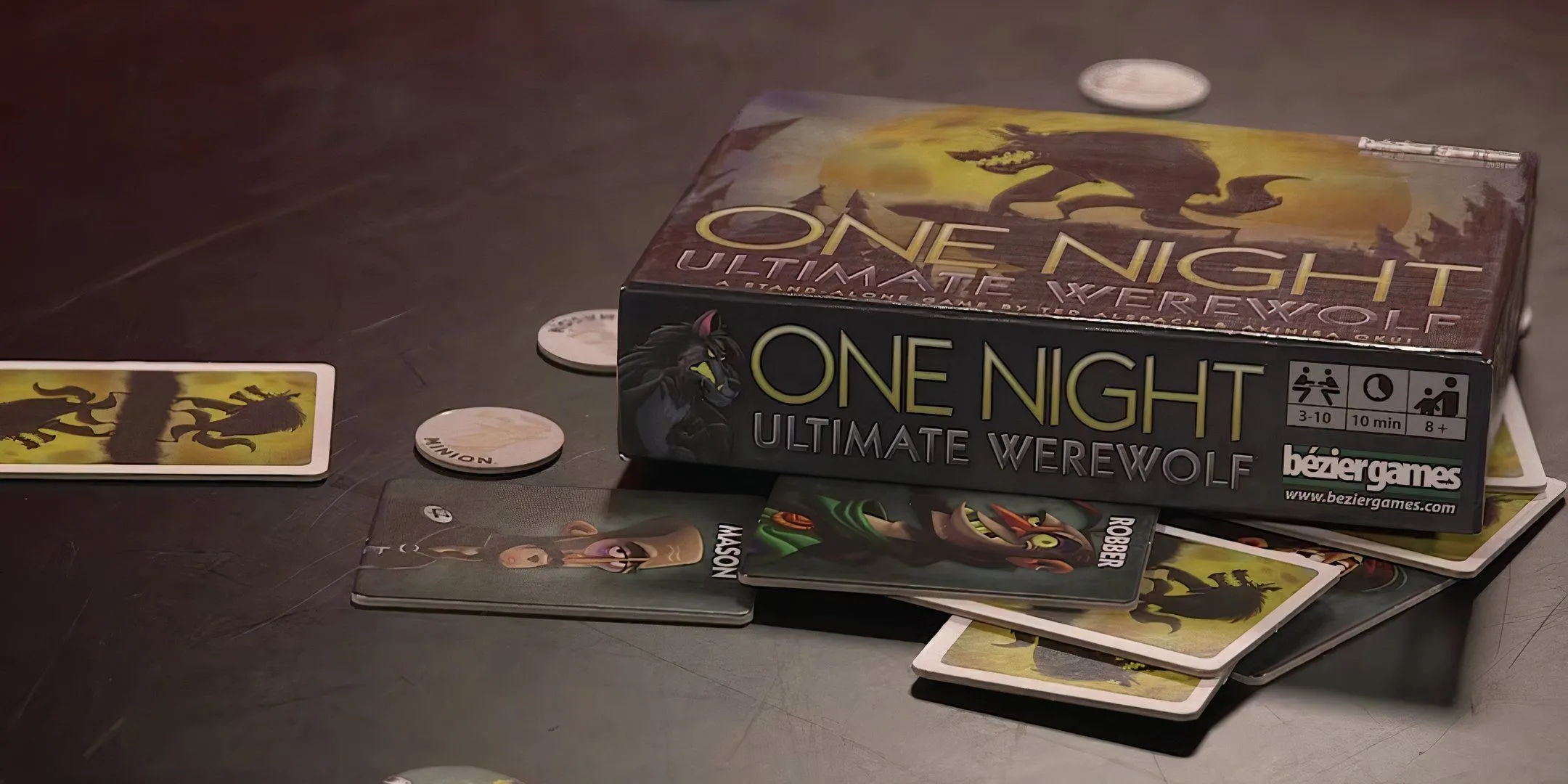 Cận cảnh bộ bài One Night: Ultimate Werewolf, thể hiện không khí căng thẳng của trò chơi ma sói.