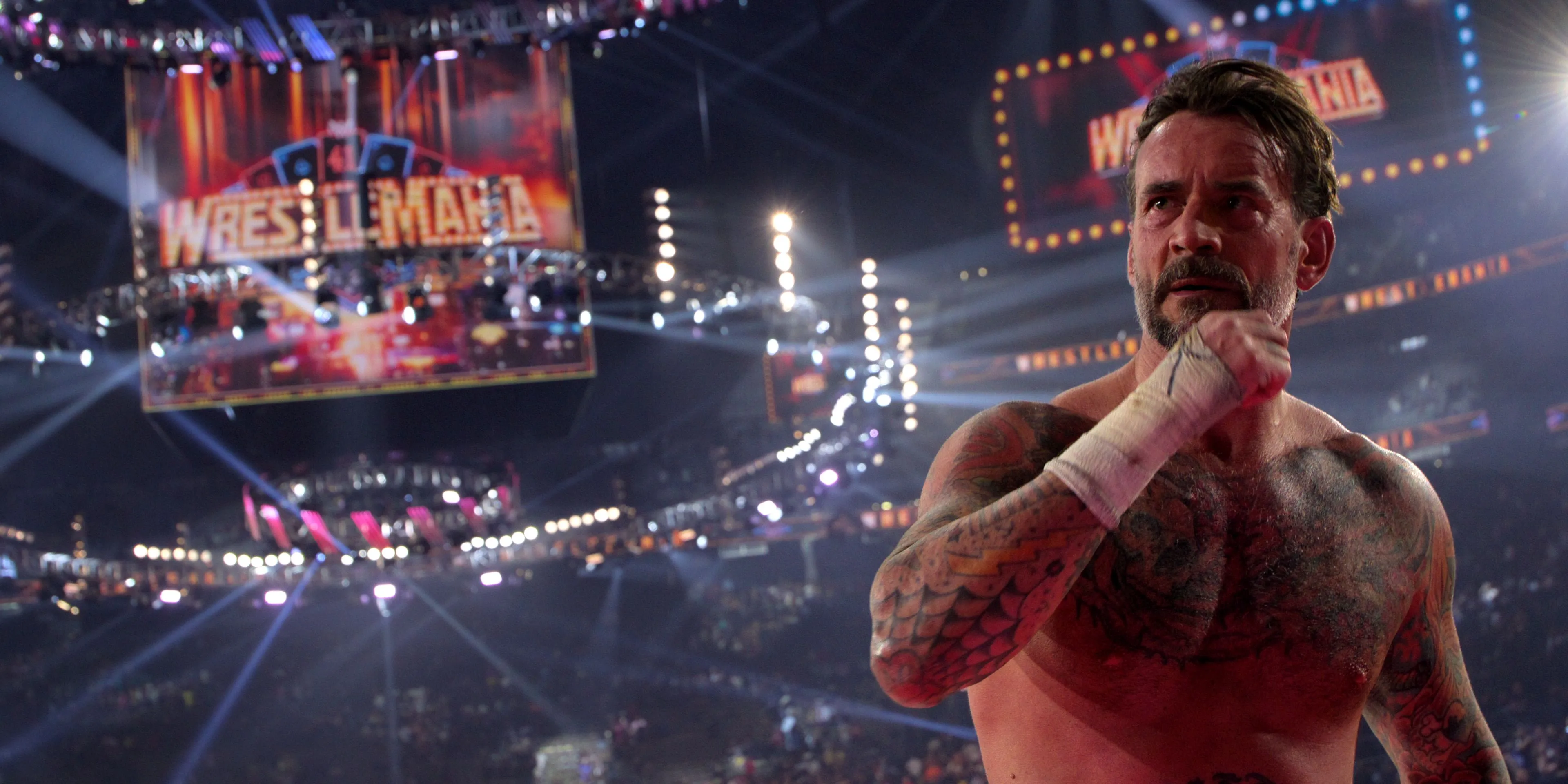 CM Punk trầm tư trong series phim tài liệu WWE Unreal của Netflix.