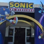 Cổng vào K1 Speed được trang trí hoành tráng với biểu tượng và nhân vật Sonic Racing Crossworlds tại sự kiện quảng bá game.