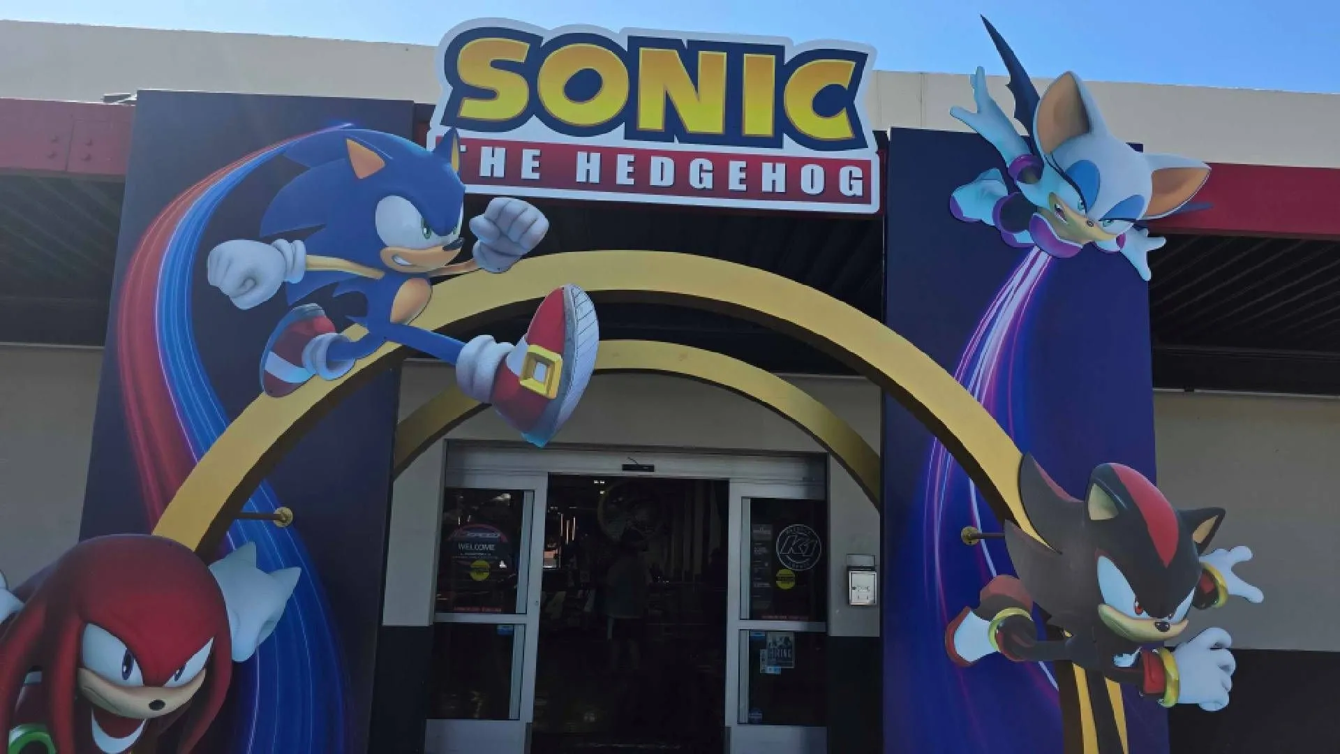 Cổng vào K1 Speed được trang trí hoành tráng với biểu tượng và nhân vật Sonic Racing Crossworlds tại sự kiện quảng bá game.