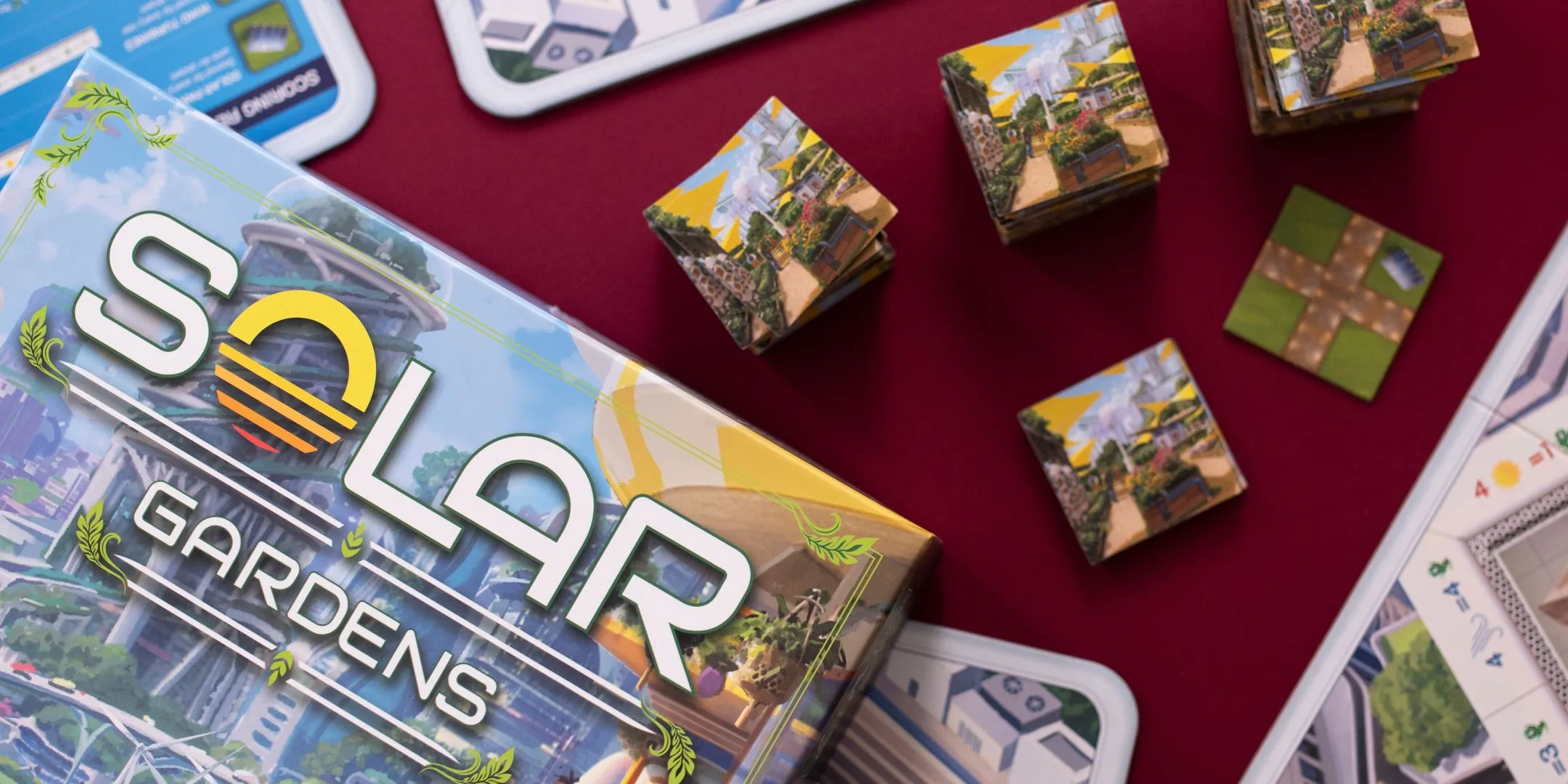 Hộp đựng và bộ thẻ bài của game board Solar Gardens do Darrington Press phát hành