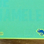 Hộp game The Chameleon với thiết kế nổi bật, minh họa cơ chế đoán từ và suy luận xã hội.