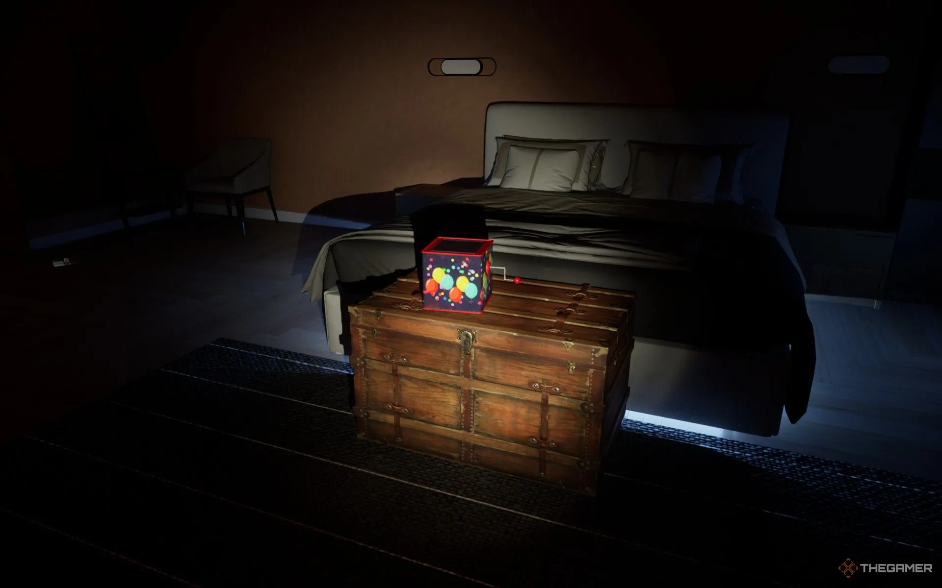 Hộp Jack-in-the-box màu sắc trong phòng ngủ Shield Bedroom, vật phẩm cần tương tác để giải đố piano Dead Take.