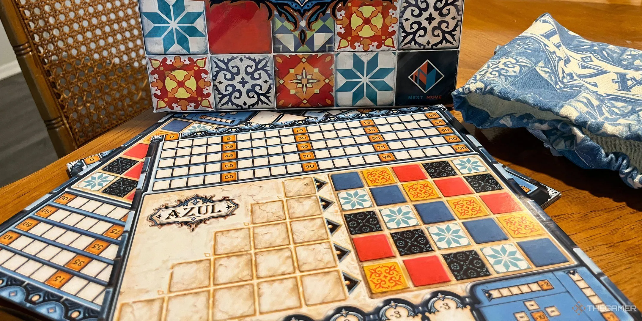 Hộp và các viên gạch màu sắc rực rỡ của board game Azul, tựa game xếp gạch đẹp mắt