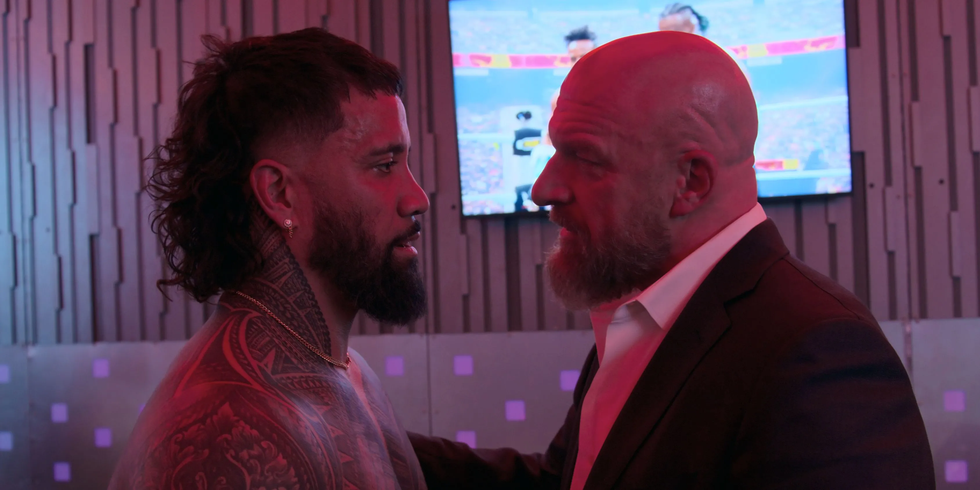Jey Uso và Triple H trong hậu trường WWE Unreal, bàn bạc chiến lược.