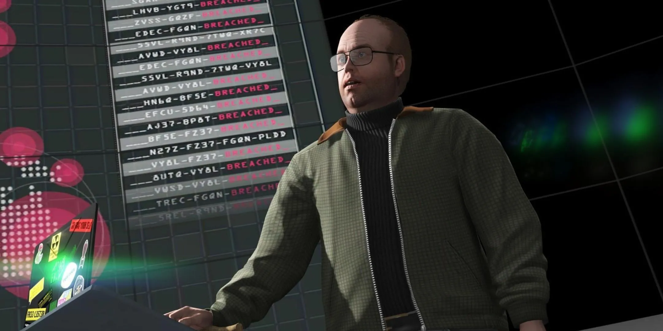 Lester Crest, nhân vật quen thuộc của GTA Online, bên cạnh màn hình lớn, minh họa các tính năng xã hội trong game.