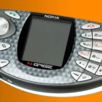 Máy chơi game Nokia N-Gage với thiết kế "taco" đặc trưng.