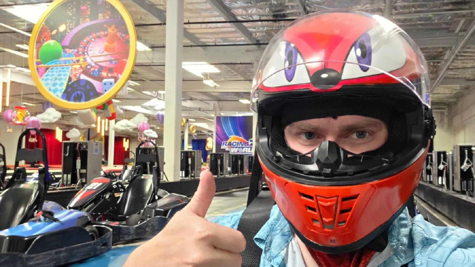 Người chơi giơ ngón cái thể hiện sự phấn khích trên đường đua kart Sonic Racing Crossworlds đầy màu sắc tại K1 Speed.