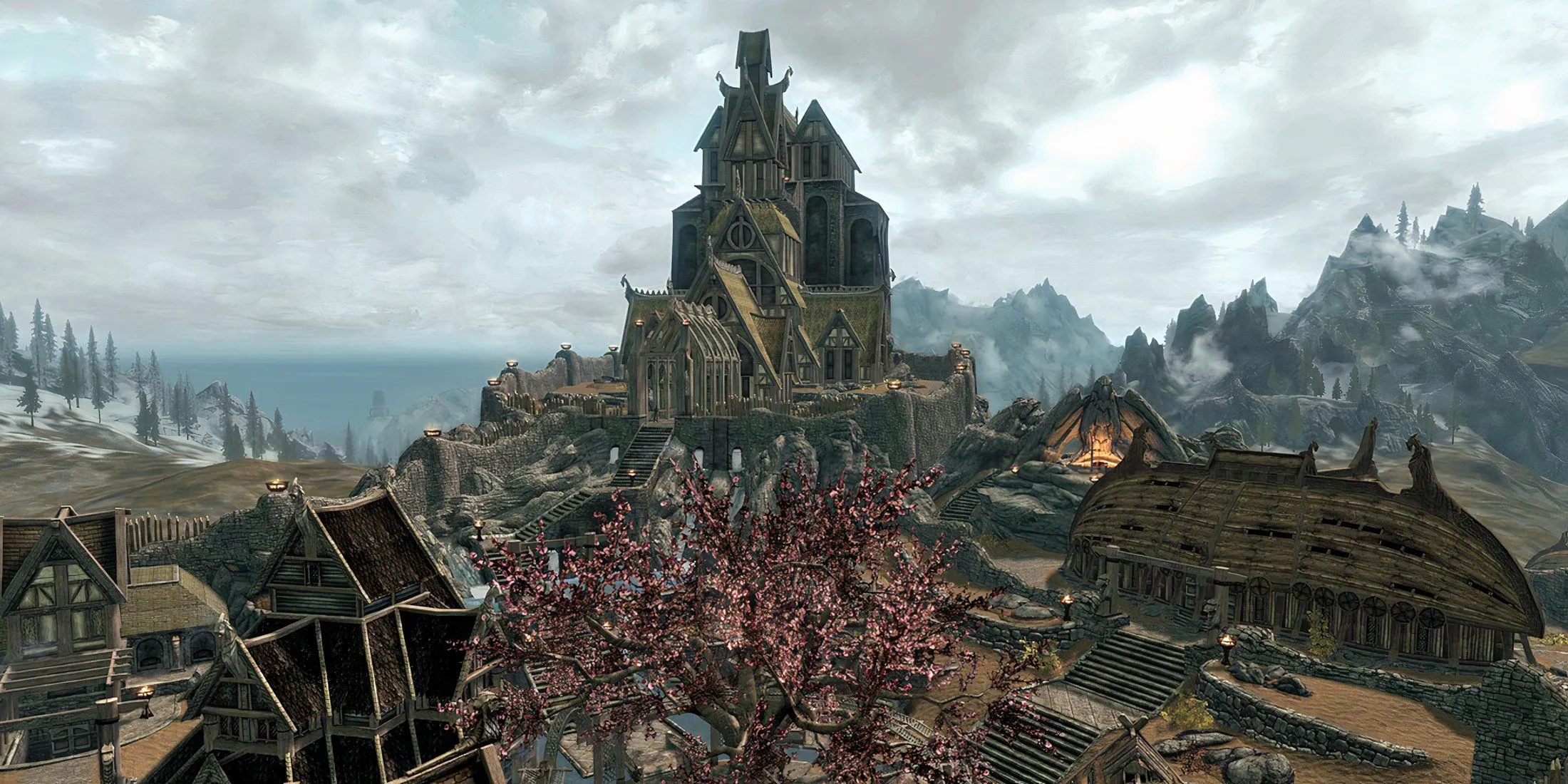 Người chơi nhìn ra Khu Mây (Cloud District) của thành phố Whiterun trong Skyrim.