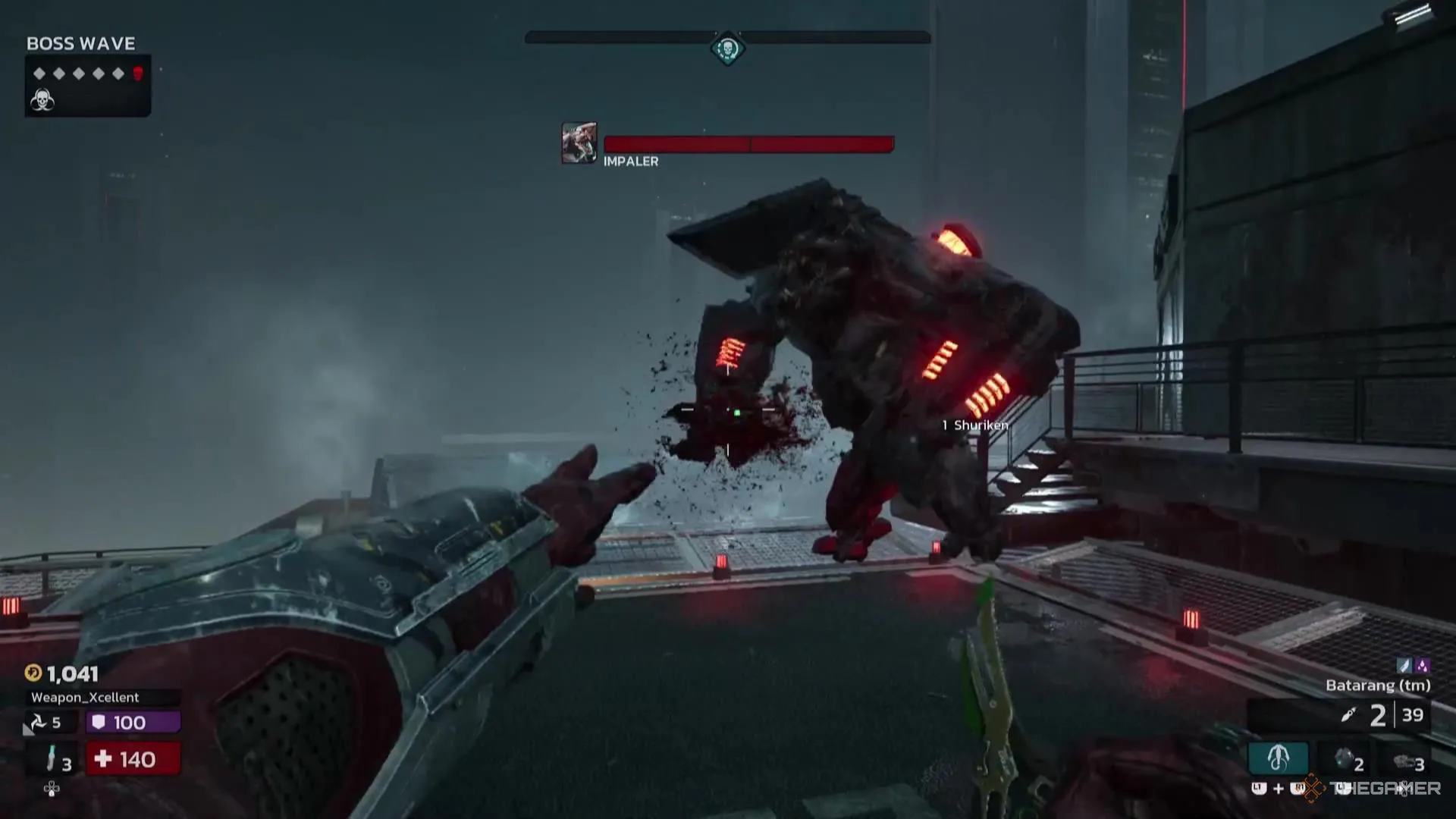 Người chơi phi Shuriken vào Impaler trong Killing Floor 3, một trong những loại boss có thể xuất hiện.