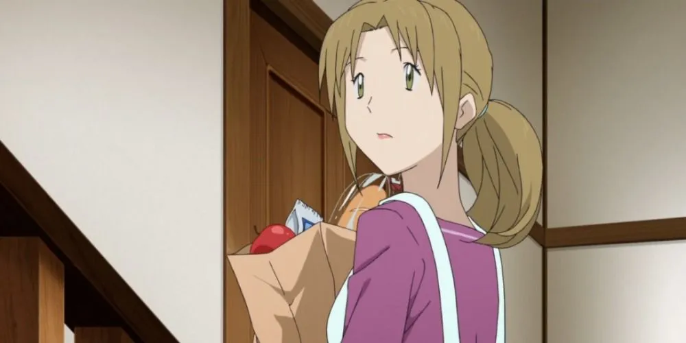 Người mẹ trong anime Pokemon Origins đang xách túi tạp hóa trước ngôi nhà ấm cúng