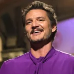 Pedro Pascal mỉm cười thân thiện với khán giả