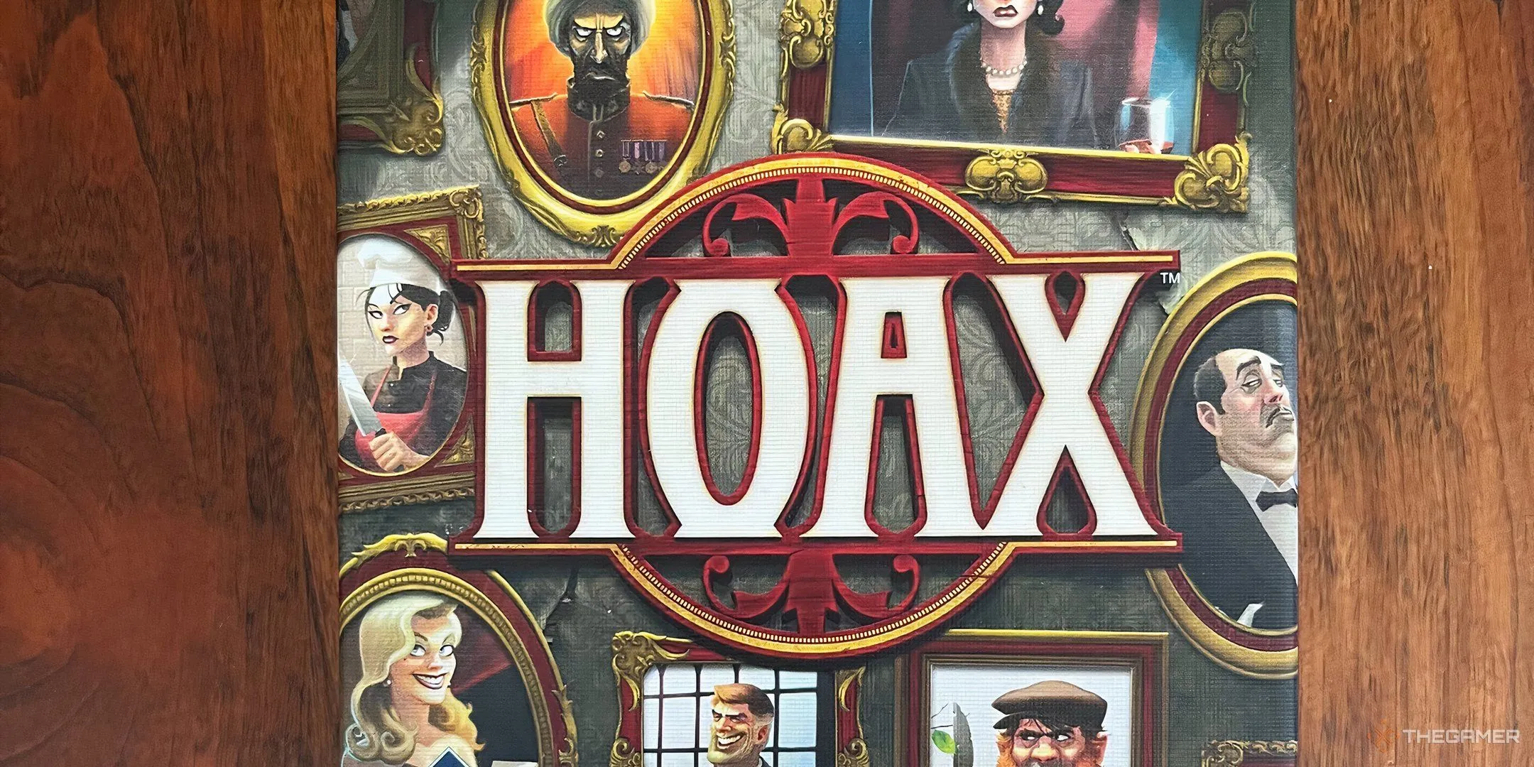 Thiết kế hộp game Hoax với nhiều bức chân dung, gợi lên chủ đề giả mạo danh tính và lừa dối trong trò chơi.