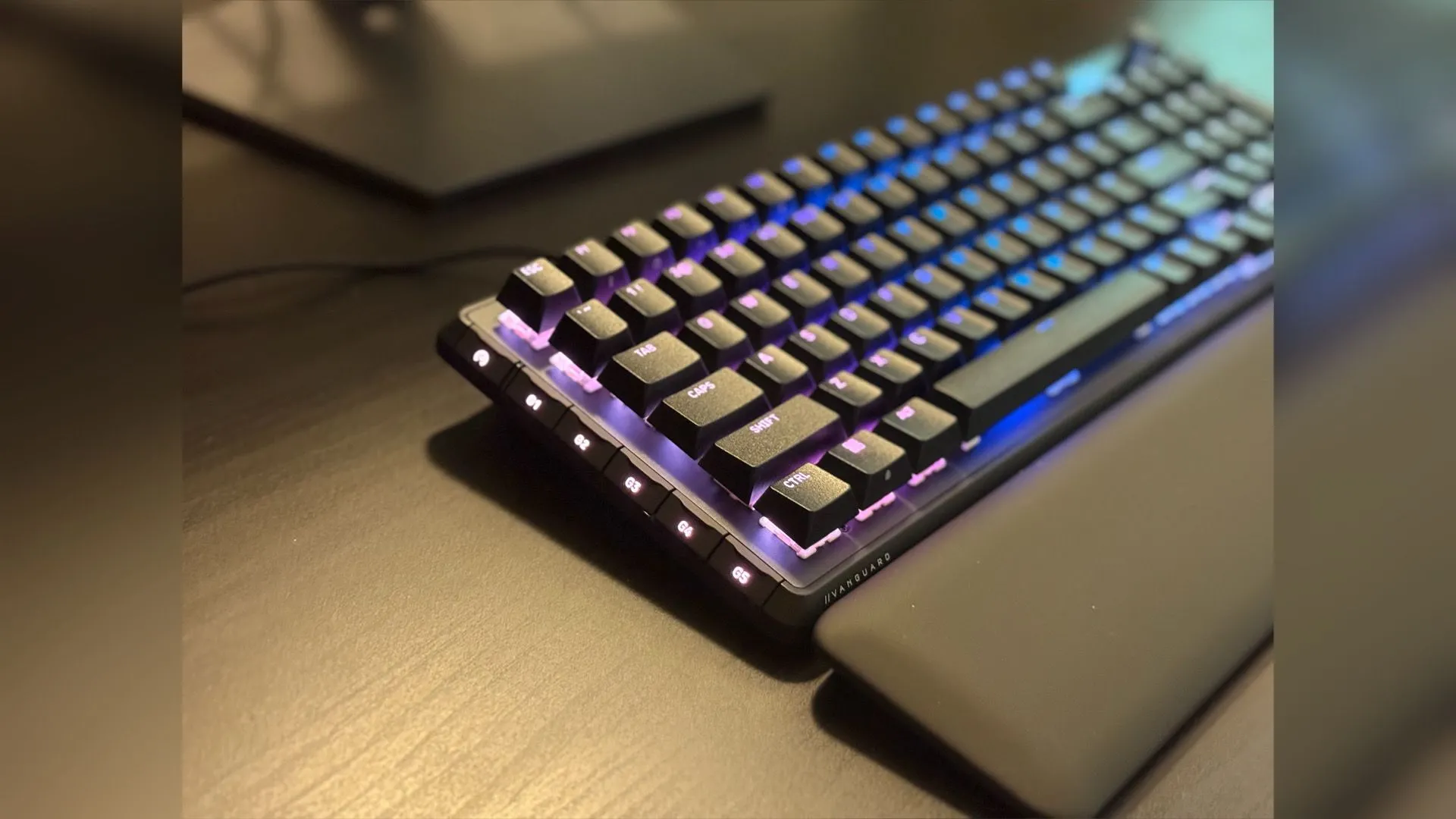 Ảnh cận cảnh chữ VANGUARD và chi tiết vỏ nhôm trên bàn phím