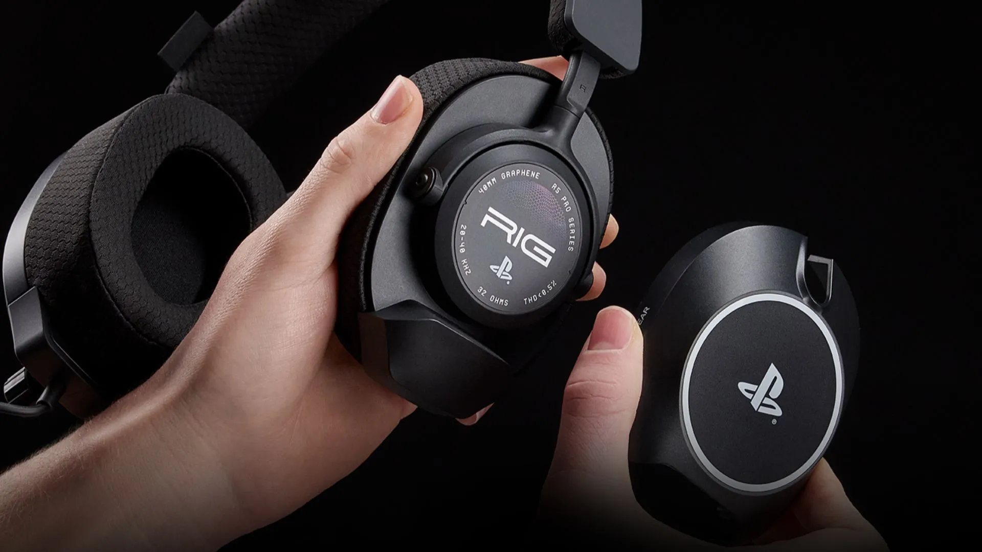 Chi tiết nắp từ tính RIG R5 Spear Pro HS với logo PlayStation, phụ kiện magnet dễ thay thế