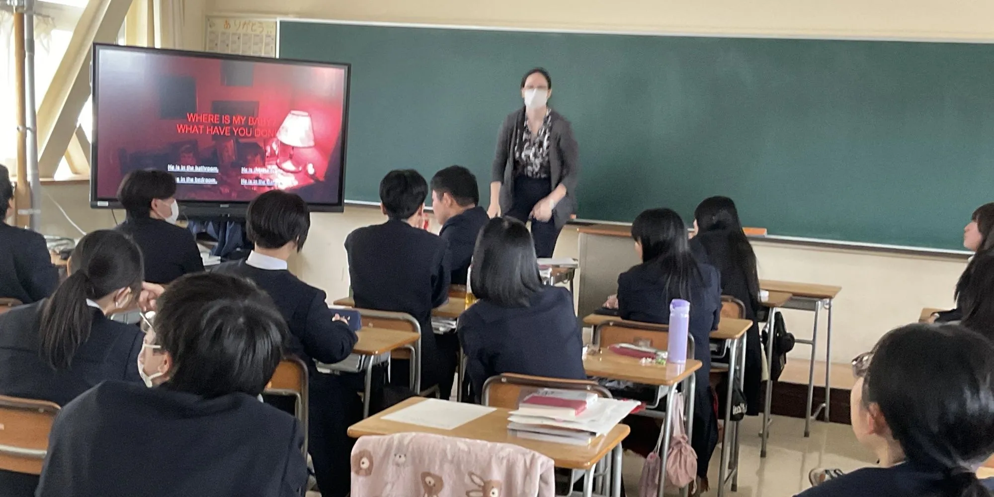 Hành lang ám ảnh trong P.T. được dùng làm bối cảnh bài học tiếng Anh, khuyến khích học sinh thực hành giao tiếp bằng tiếng Anh