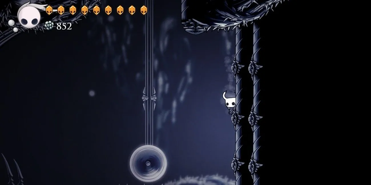 Hollow Knight Path of Pain, cảnh hiển thị nhân vật bám tường, chuỗi nhảy millimeter-precise giữa gai và chướng ngại