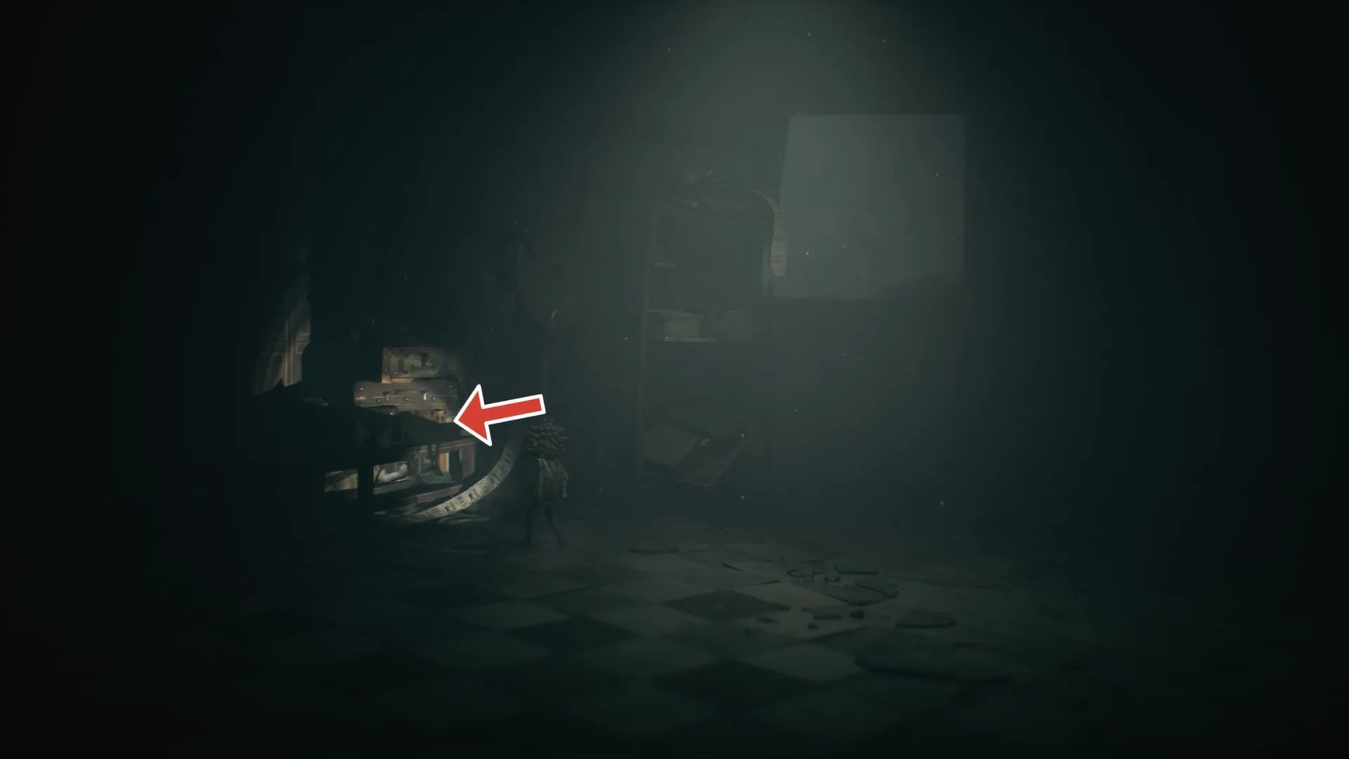 Ma #3 ẩn trong góc phòng sau khi kéo cồng khiến chân khổng lồ rút vào tường