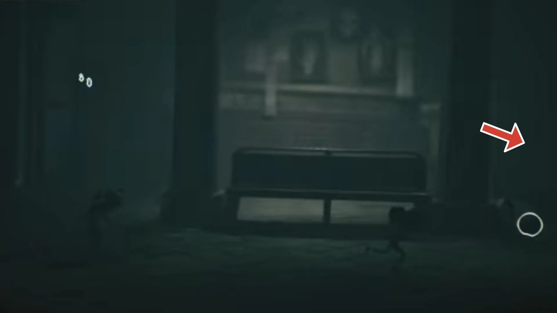 Ma #5 ngồi trên ghế trong phòng sau khi Alone đập vỡ tường