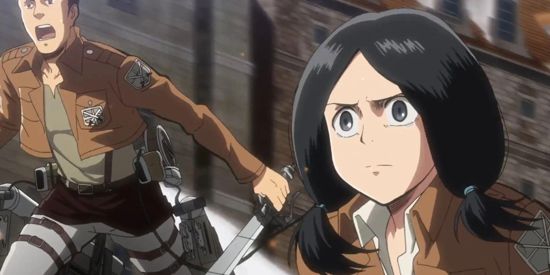 Mina bị Titan tấn công, cảnh Trost ám ảnh