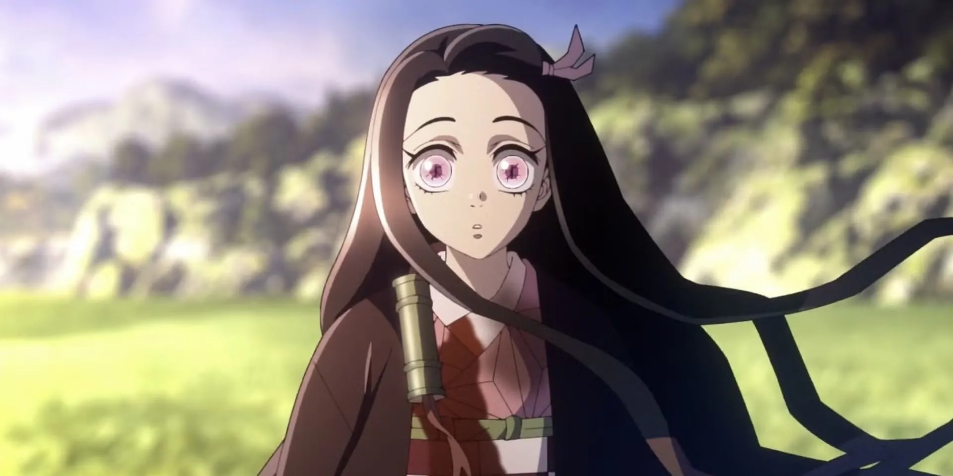 Nezuko ôm các trẻ em trong Drum House, biểu tượng bảo vệ và sự ấm áp giữa bạo lực