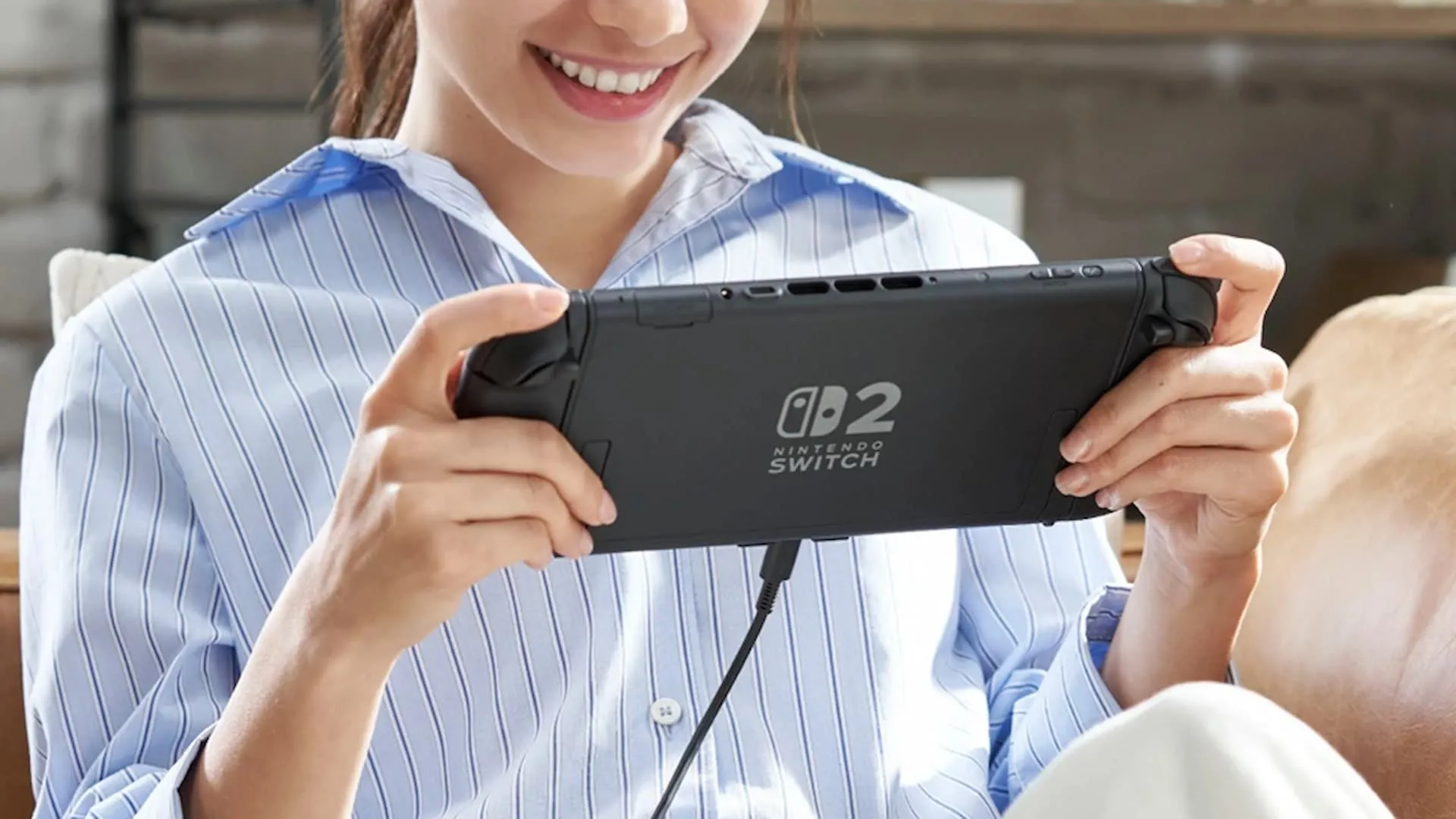Người đang trải nghiệm Nintendo Switch 2 với tay cầm và màn hình rõ nét